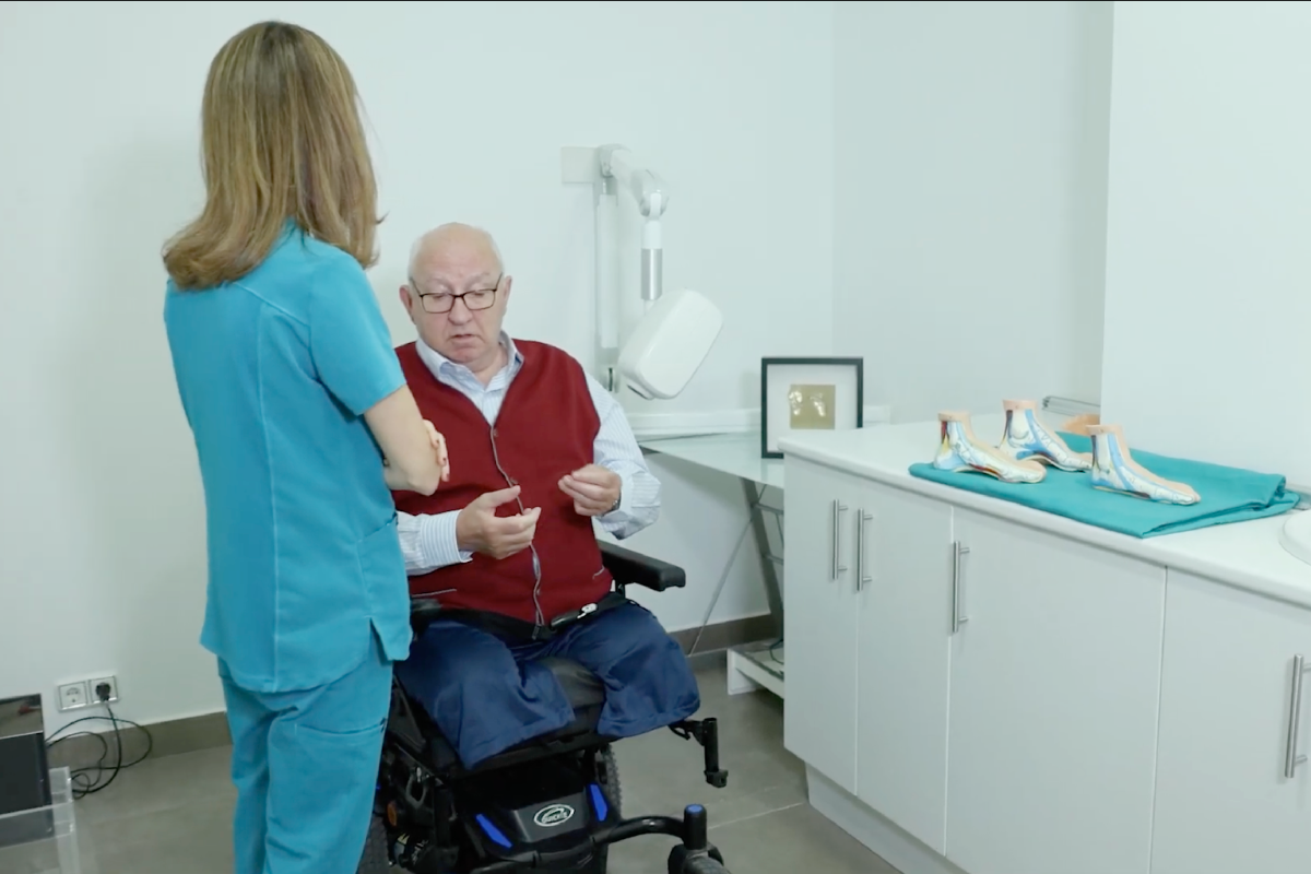  Foto de archivo de una consulta con un paciente con la pierna amputada. (EFE/Nacho Gallego)