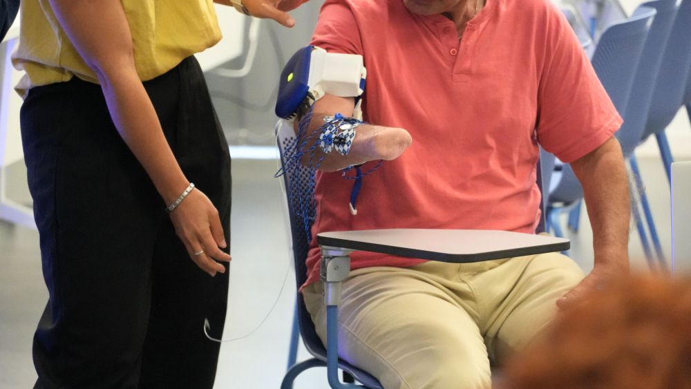  Foto de archivo de una consulta con un paciente con la pierna amputada. (EFE/Nacho Gallego)
