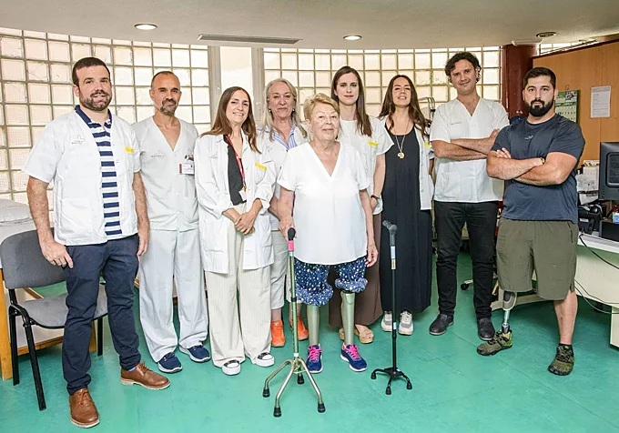  Foto de archivo de una consulta con un paciente con la pierna amputada. (EFE/Nacho Gallego)